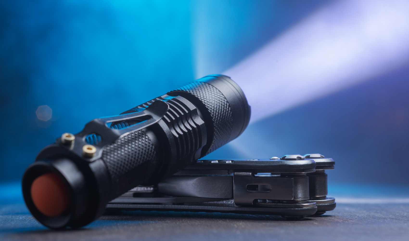 Floodlight vs Throw Light: Choosing the Right Beam Pattern for Hunting