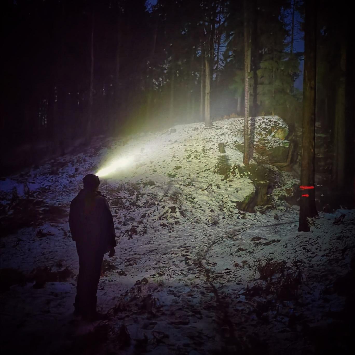 Brinyte HL16 Headlamp Review: 90° Rotatable, Magnetic Tail, Lightweight